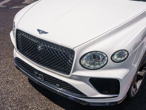 Used 2025 Bentley Bentayga Extended Wheelbase AWD/4WD image 32