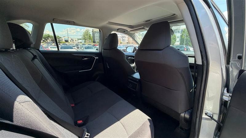 Used 2020 Toyota RAV4 XLE w/ Convenience Package FWD image 18
