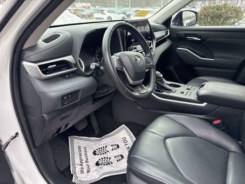 Used 2023 Toyota Highlander XLE image 24