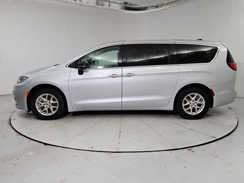 Used 2024 Chrysler Pacifica Touring-L image 3