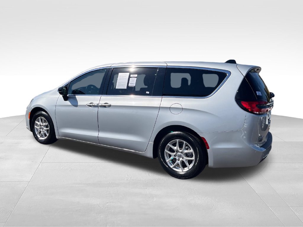 Used 2024 Chrysler Pacifica Touring-L FWD image 3