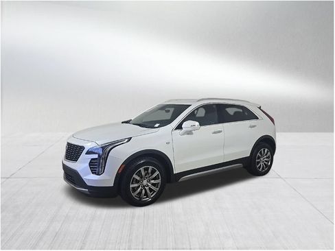 Certified 2022 Cadillac XT4 Premium Luxury w/ Enhanced Visibility Package image 2
