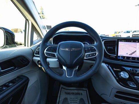 Used 2024 Chrysler Pacifica Select image 24