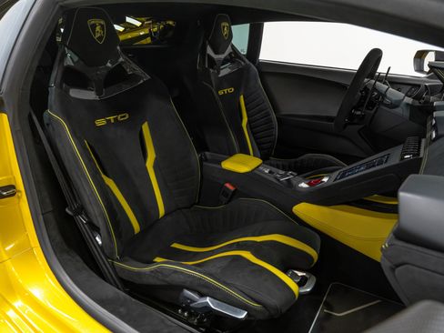 Used 2022 Lamborghini Huracan STO RWD image 66