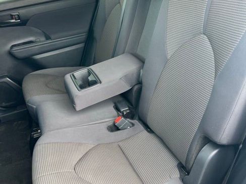 Used 2024 Toyota Highlander LE image 14