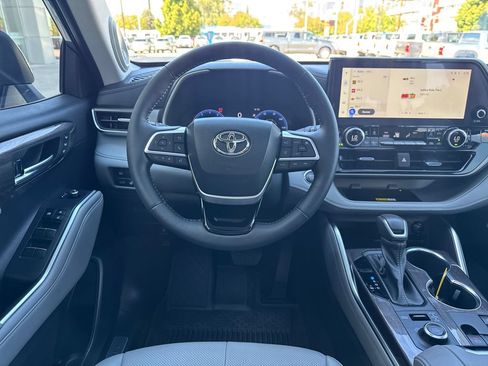 Used 2023 Toyota Highlander Limited AWD/4WD image 14