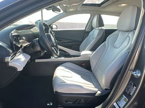 Used 2025 Hyundai Elantra Limited image 4