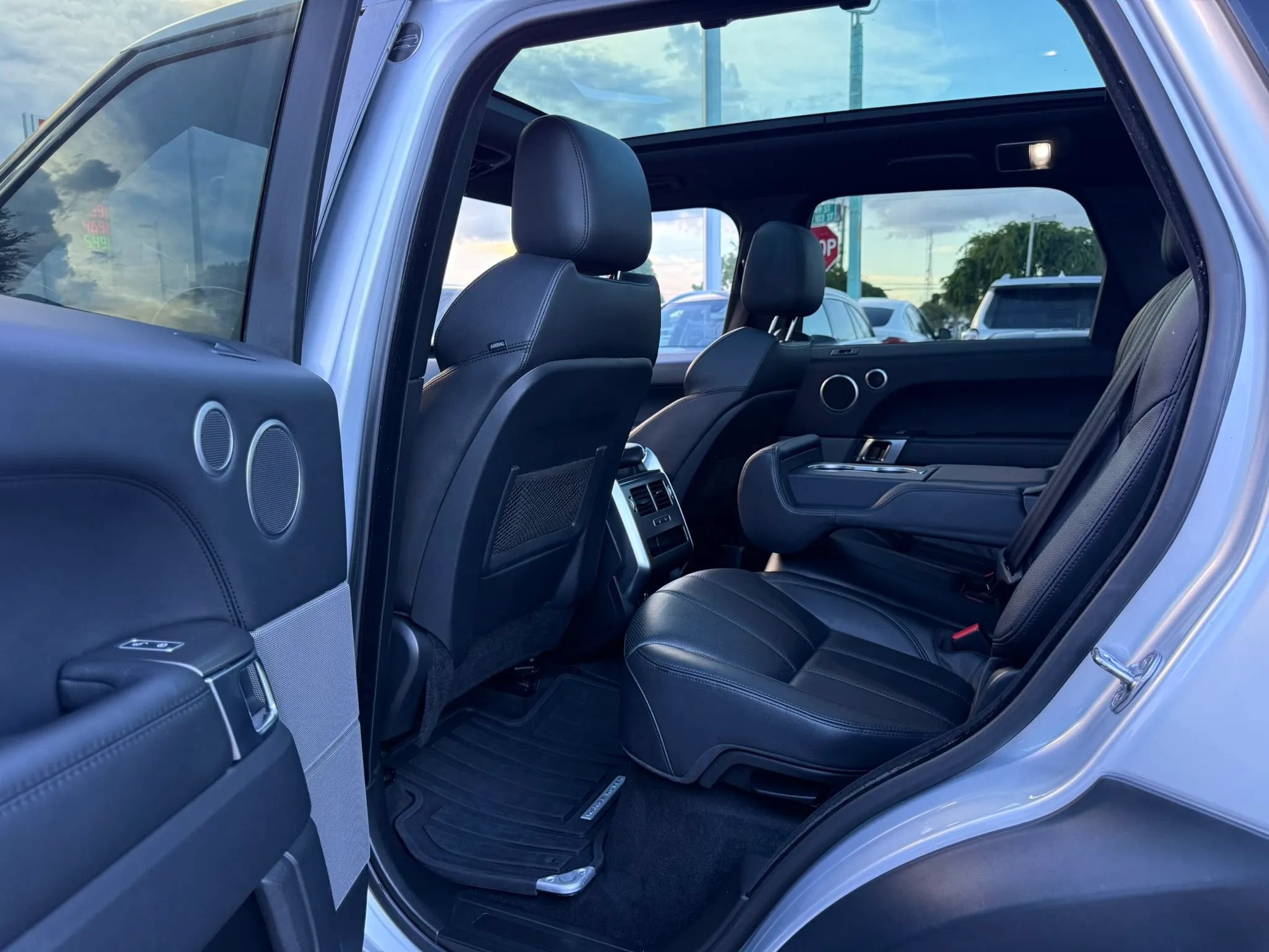 Used 2016 Land Rover Range Rover Sport SE AWD/4WD image 16