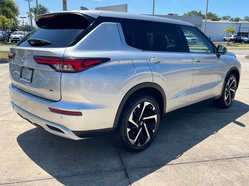 Used 2024 Mitsubishi Outlander SE FWD image 3