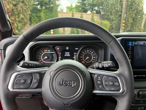 Used 2025 Jeep Wrangler Unlimited Sahara AWD/4WD image 28