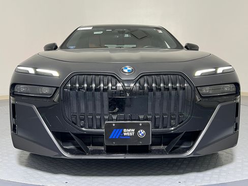 Used 2023 BMW 740i image 4