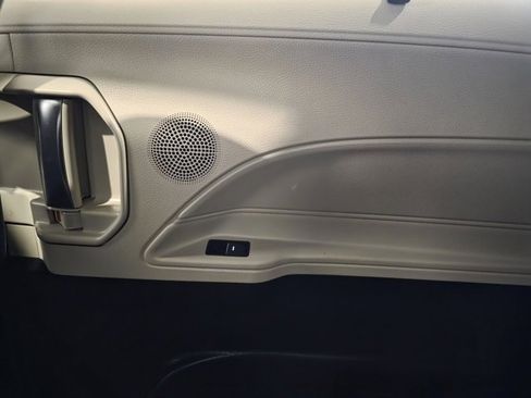 Used 2023 Toyota Sienna Platinum image 12