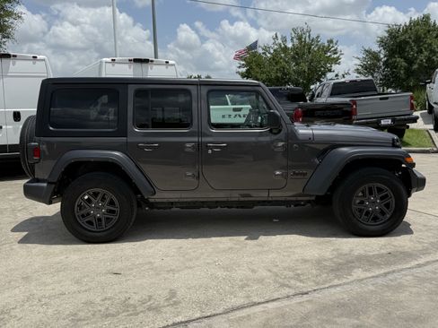 Used 2024 Jeep Wrangler Unlimited Sport AWD/4WD image 3