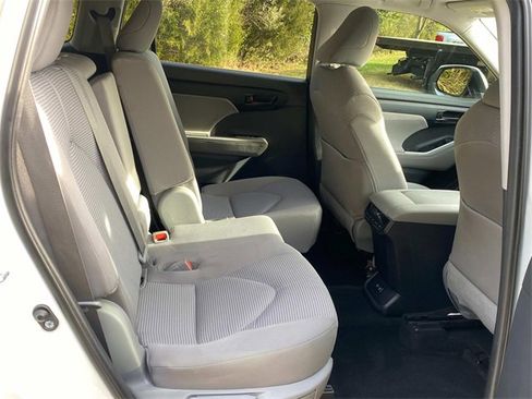 Used 2020 Toyota Highlander L w/ Phone Cable & Charge Package image 33