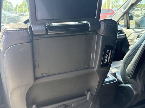 Used 2019 Chrysler Pacifica Touring-L Plus w/ Advanced Safetytec Group FWD image 9
