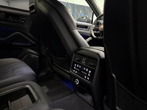 Used 2024 Porsche Cayenne Turbo GT AWD/4WD image 32