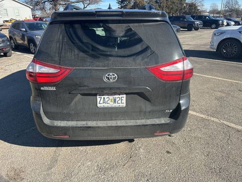 Used 2018 Toyota Sienna XLE image 7