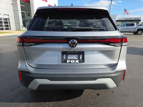 Used 2025 Volkswagen Tiguan SE AWD/4WD image 7