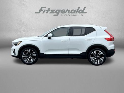 Used 2023 Volvo XC40 B4 Plus image 4