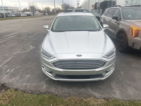 Used 2017 Ford Fusion SE w/ Fusion SE Technology Package image 3