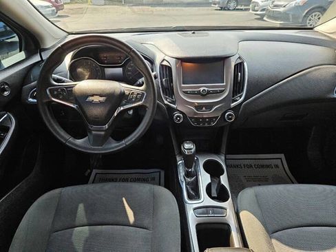 Used 2017 Chevrolet Cruze LT image 10