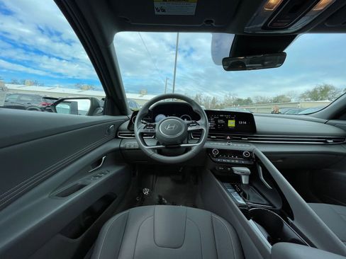 Used 2025 Hyundai Elantra SEL image 34