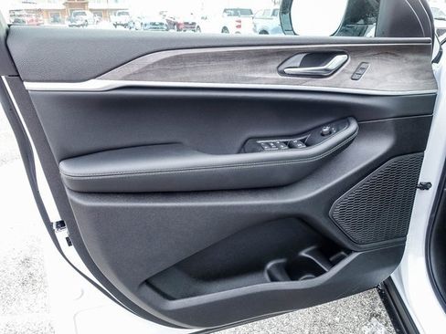 New 2025 Jeep Grand Cherokee Limited image 17