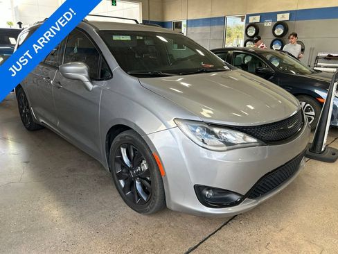 Used 2020 Chrysler Pacifica Touring-L Plus w/ S Appearance Package FWD image 2