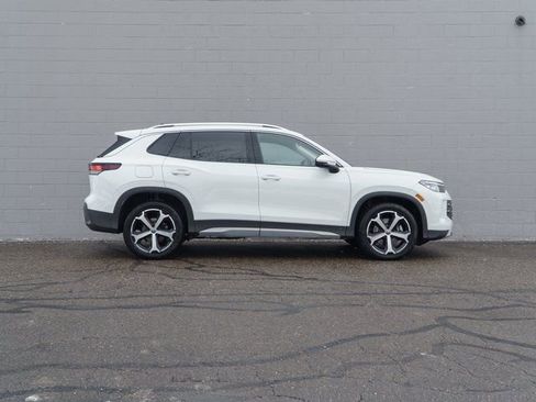 Used 2025 Volkswagen Tiguan SE w/ Panoramic Sunroof Package image 8