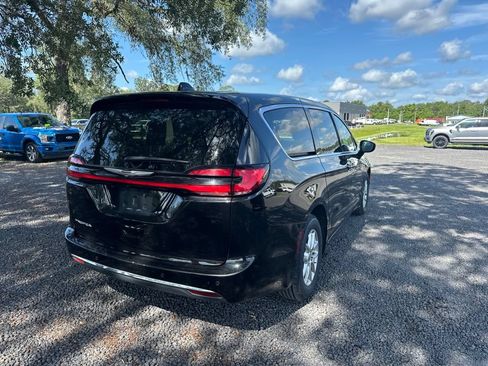 Used 2024 Chrysler Pacifica Touring-L FWD image 5