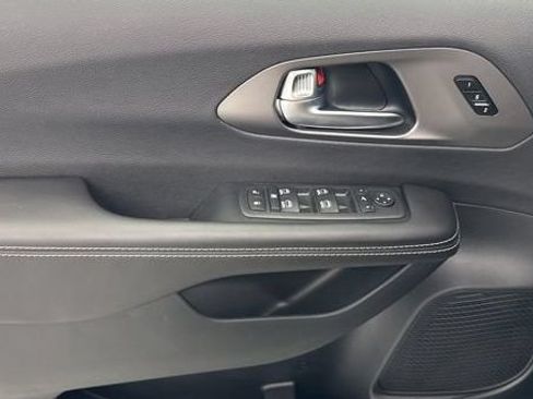 New 2027 Chrysler Pacifica Limited AWD/4WD image 15