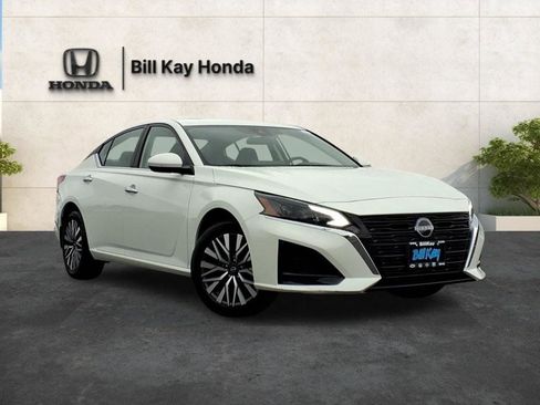 Used 2023 Nissan Altima 2.5 SV w/ SV Premium Package AWD/4WD image 2