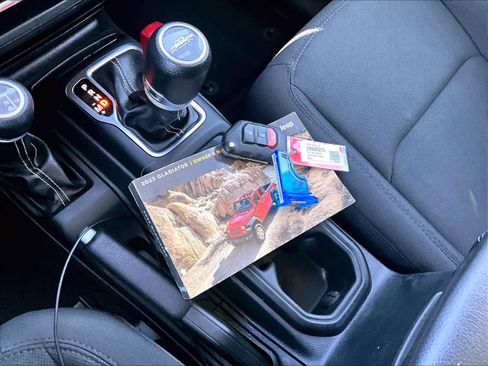 Used 2023 Jeep Gladiator Overland AWD/4WD image 31