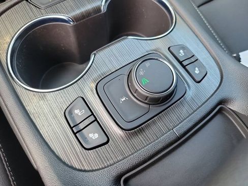 Used 2023 GMC Acadia SLT FWD image 29