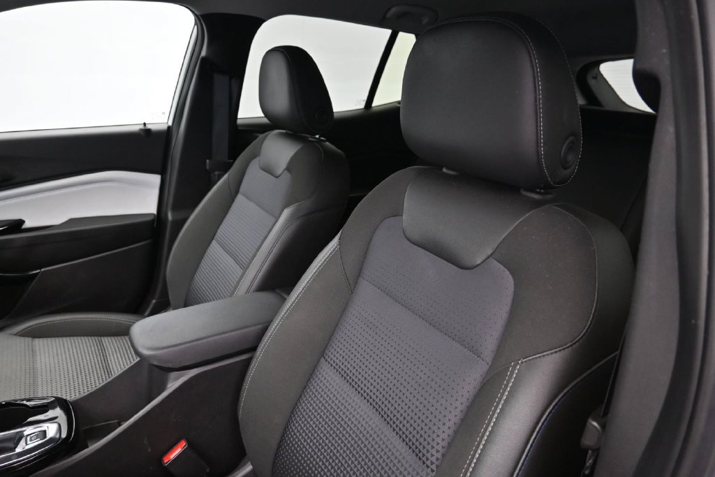 Used 2025 Chevrolet Trax LT FWD image 10