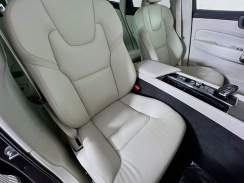 Used 2023 Volvo XC60 T8 Plus image 28