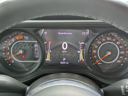 Used 2025 Jeep Wrangler Unlimited Sahara AWD/4WD image 22