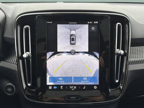 Used 2025 Volvo XC40 B5 Plus image 16