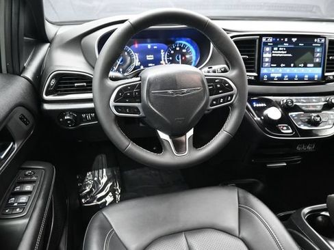 Used 2025 Chrysler Pacifica Select FWD image 13