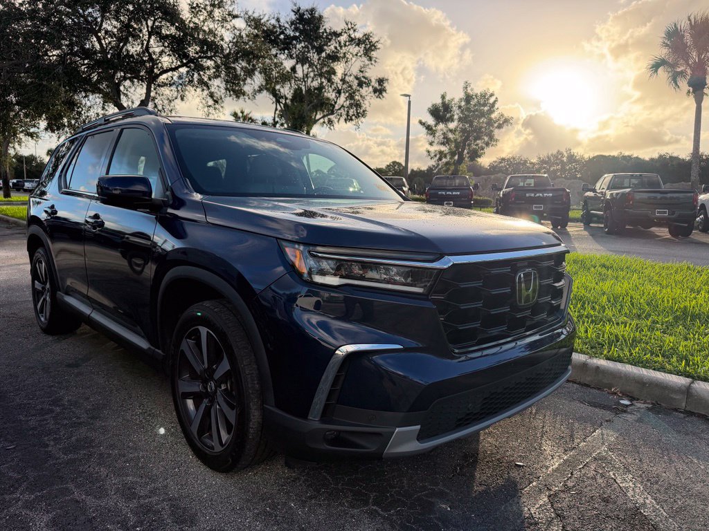 Used 2025 Honda Pilot Touring image 1