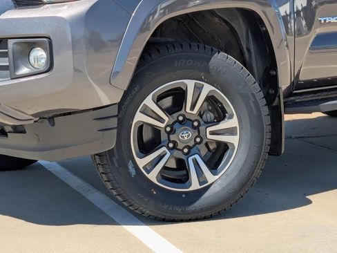 Used 2018 Toyota Tacoma TRD Sport w/ Technology Package image 19