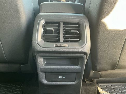 Used 2024 Volkswagen Taos SE w/ Panoramic Sunroof Package image 18