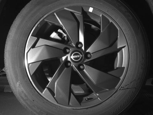 Used 2025 Nissan Rogue SV FWD image 15