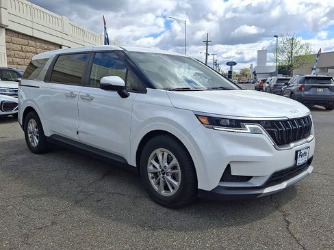 Used 2023 Kia Carnival LX FWD image 3