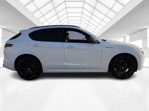 Used 2023 Alfa Romeo Stelvio Estrema image 7