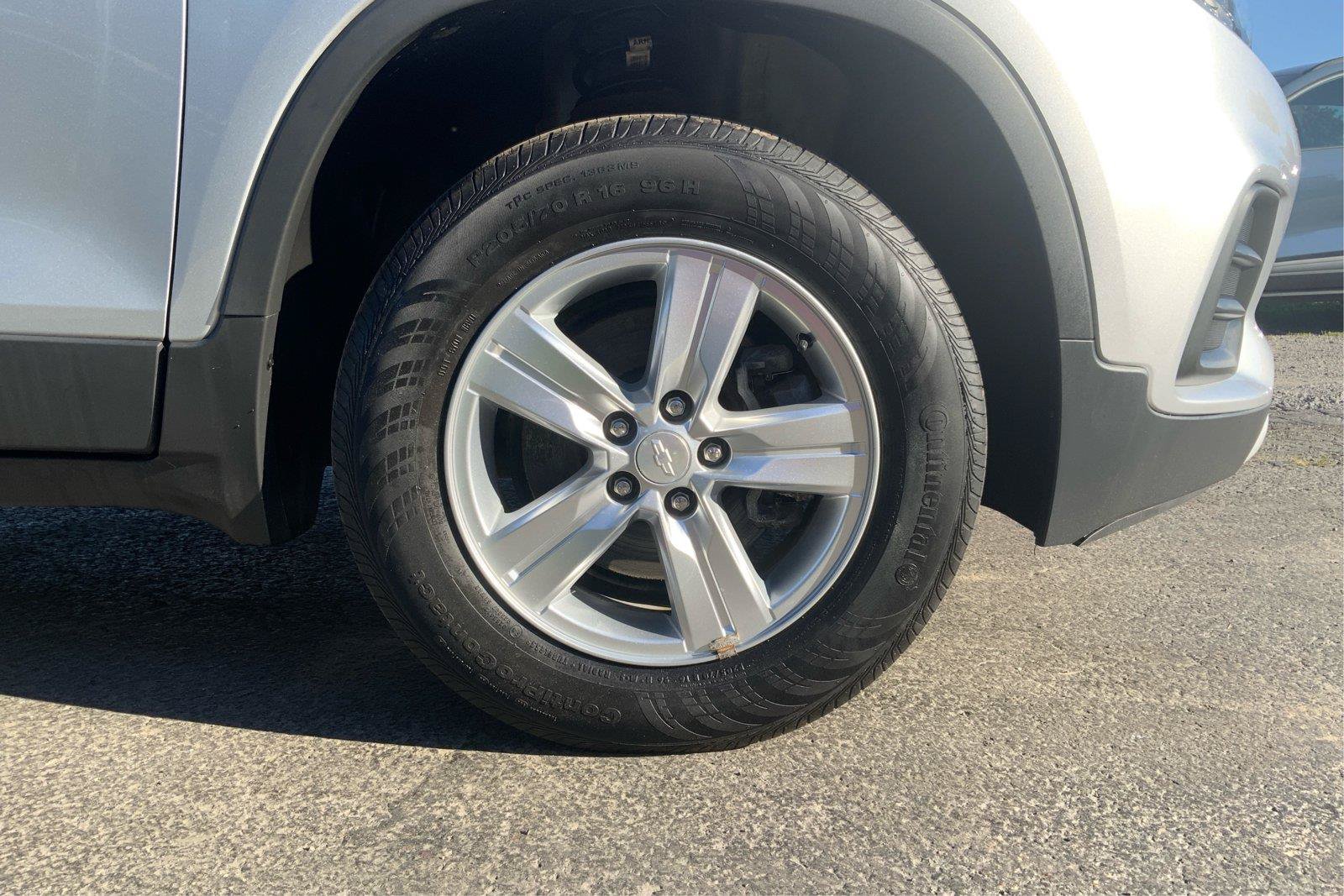 Used 2019 Chevrolet Trax LT w/ LT Convenience Package AWD/4WD image 26