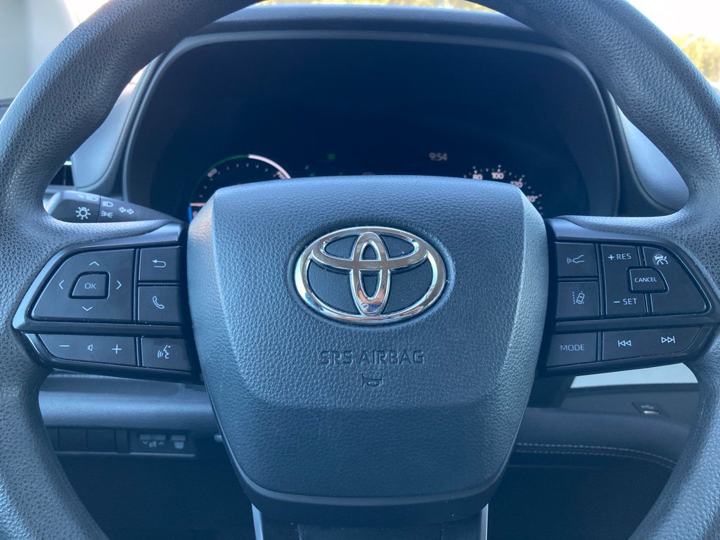 Used 2025 Toyota Sienna LE FWD image 17