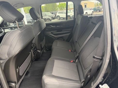 Used 2023 Jeep Grand Cherokee Laredo AWD/4WD image 17