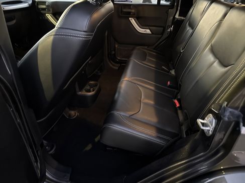 Used 2018 Jeep Wrangler Unlimited Sahara w/ Connectivity Group image 24