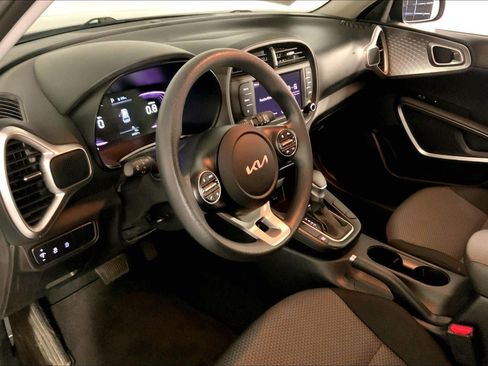 Used 2025 Kia Soul LX w/ LX Technology Package FWD image 14